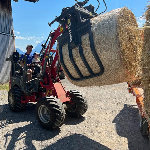 Hofarbeit mit einem Hoftruck