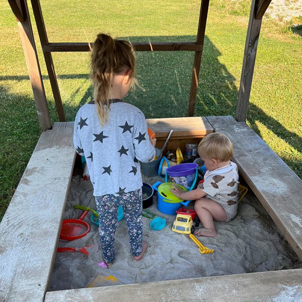 Kinder im Sandkasten
