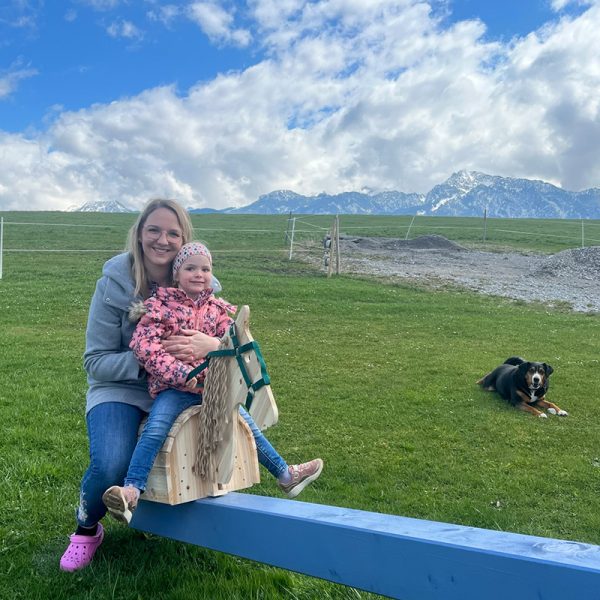 Mutter und Tochter auf Wippe